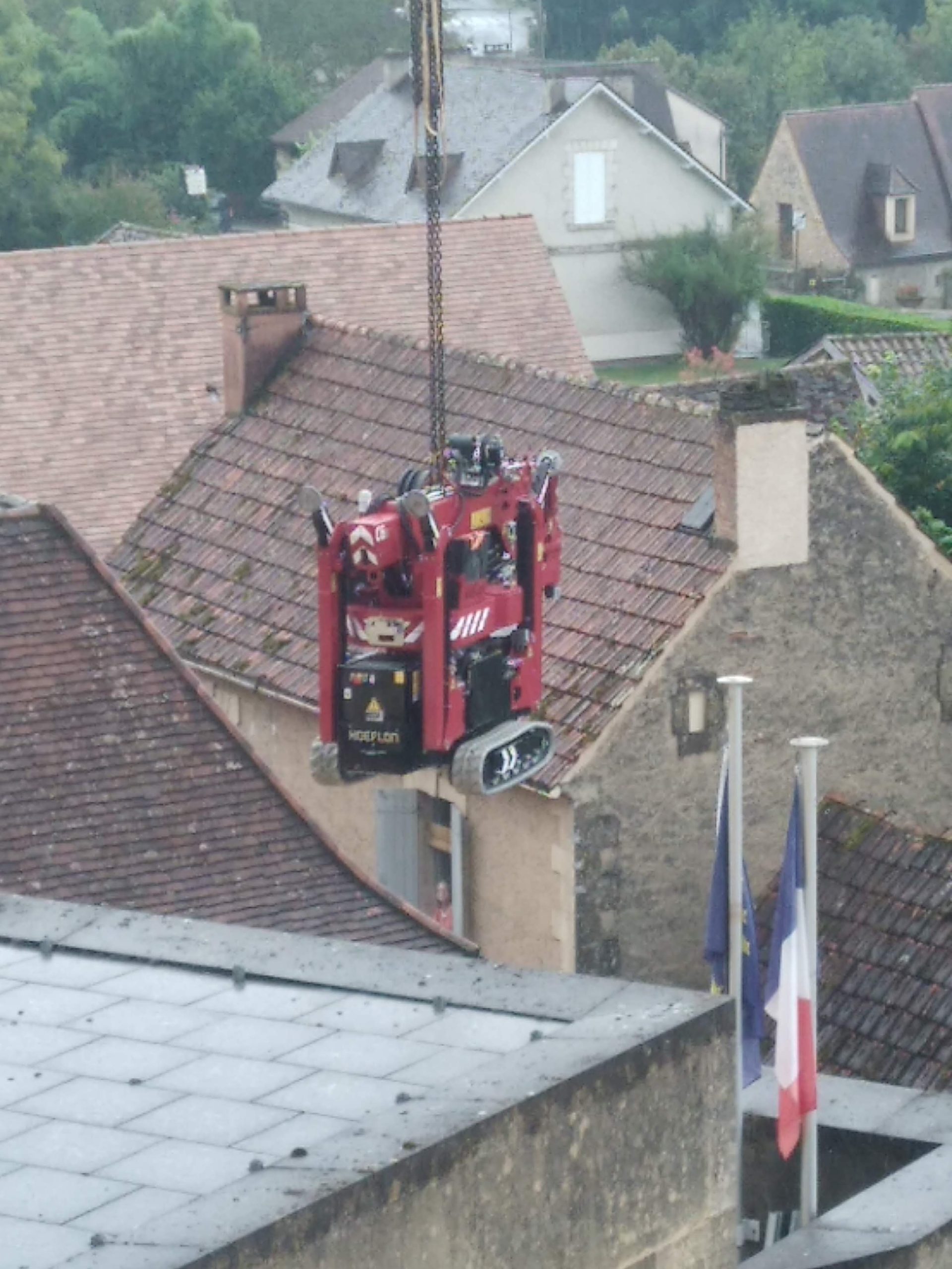 Grutage dépose de la mini grue sur le chantier dans le Musée de la Préhistoire - Les Eyzies