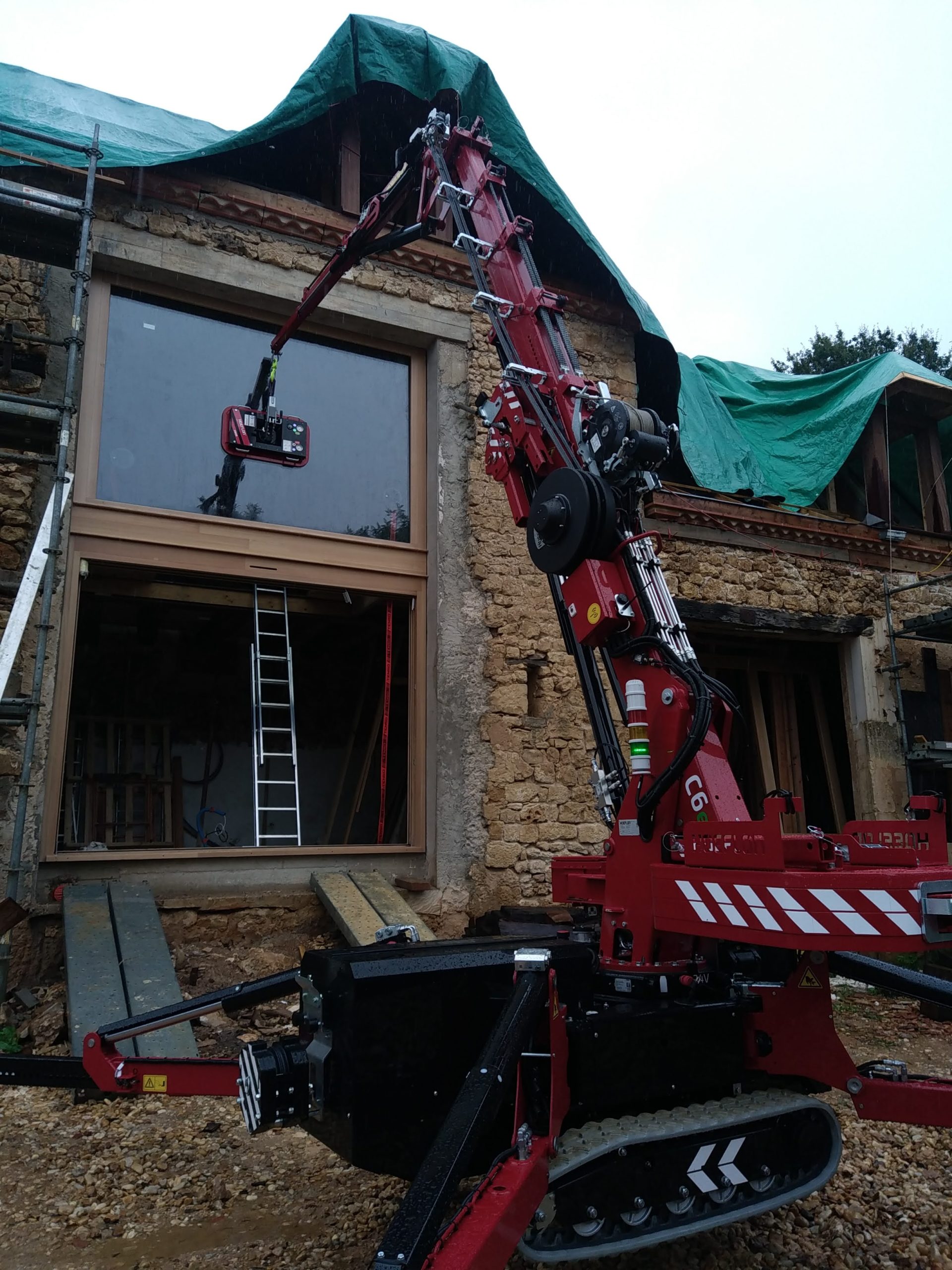 Chantier Liorac sur Louyre avec manutention et mini grue pour levage de vitres