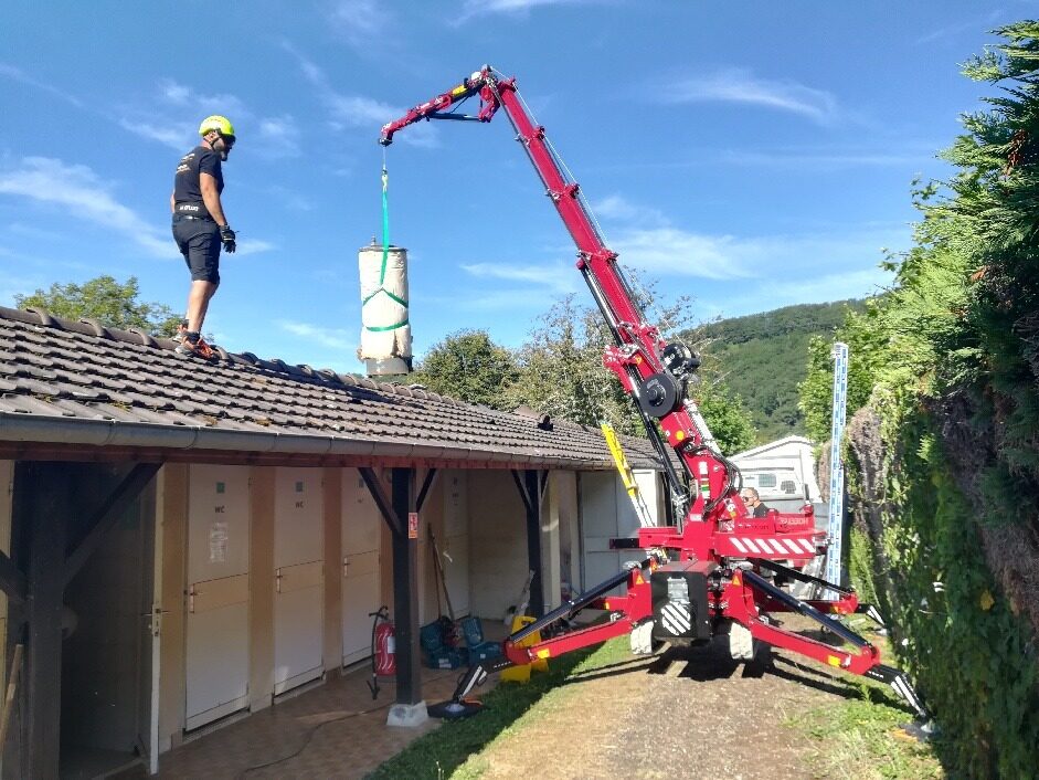 Manutention d'un vieux générateur d'eau chaude par le toit par Lematech-Assistance