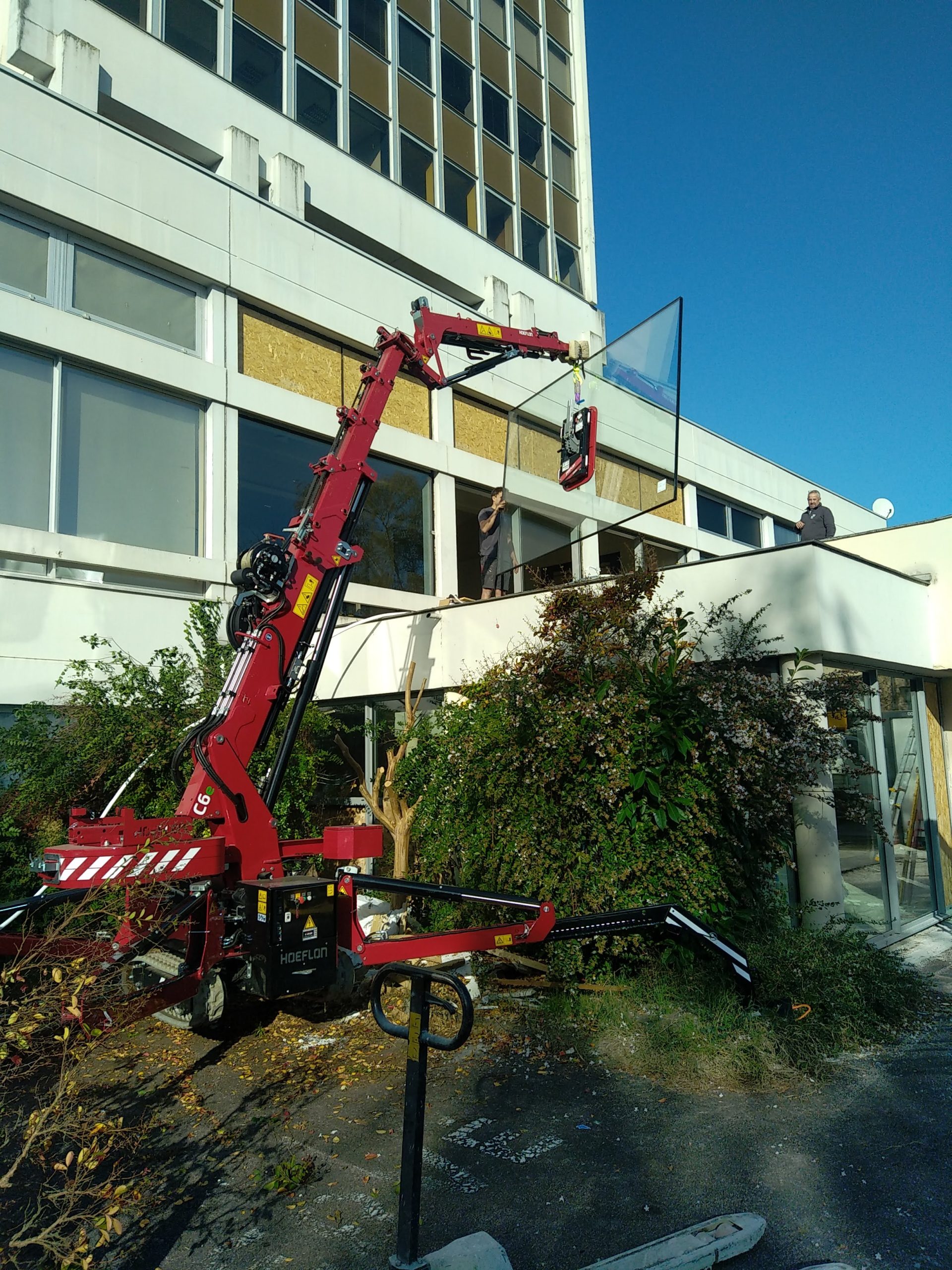 Mini grue positionner vitrage extérieur CCI - Brive la Gaillarde