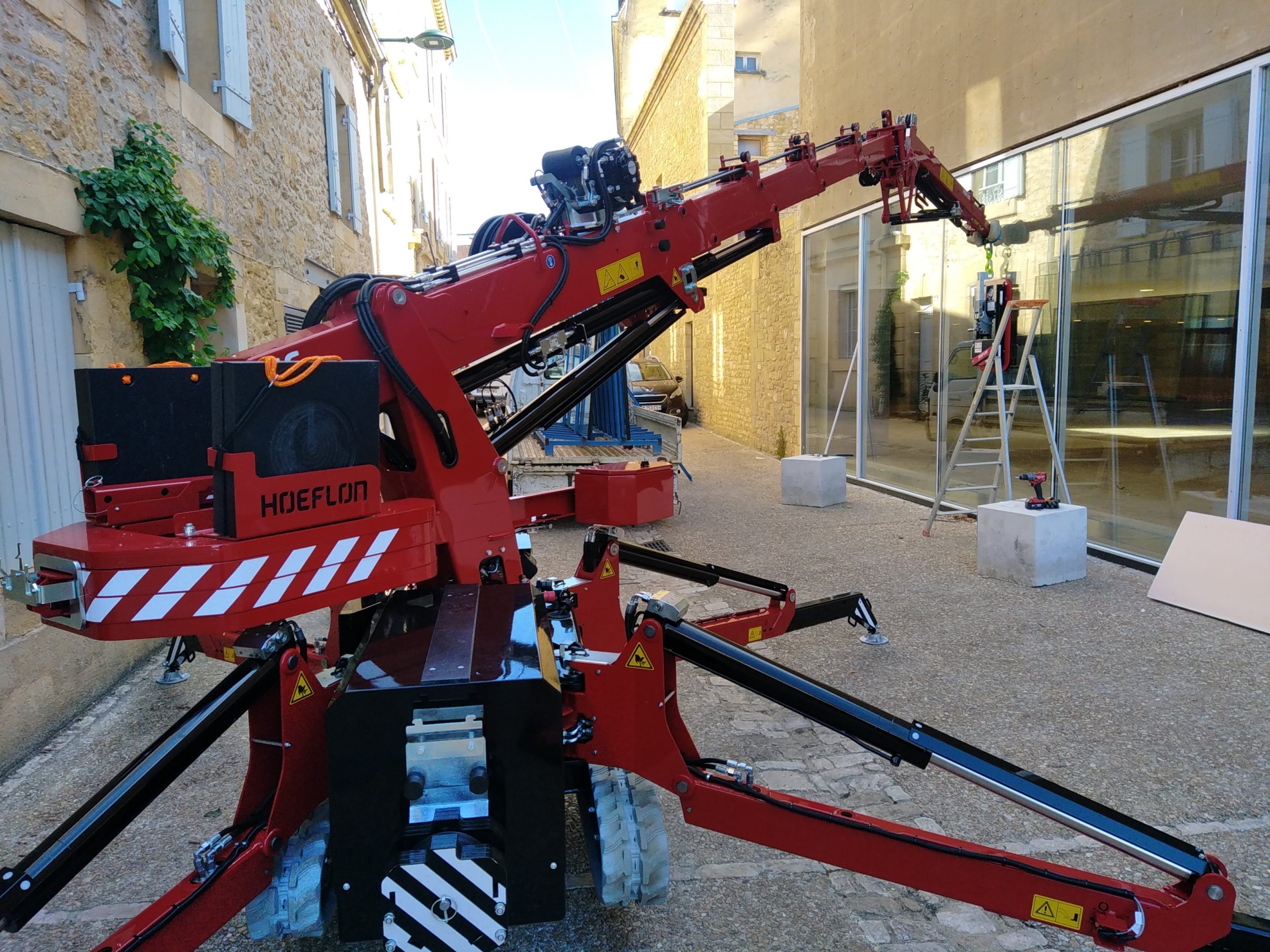 Mini grue en centre ville Sarlat pour manutention vitrage