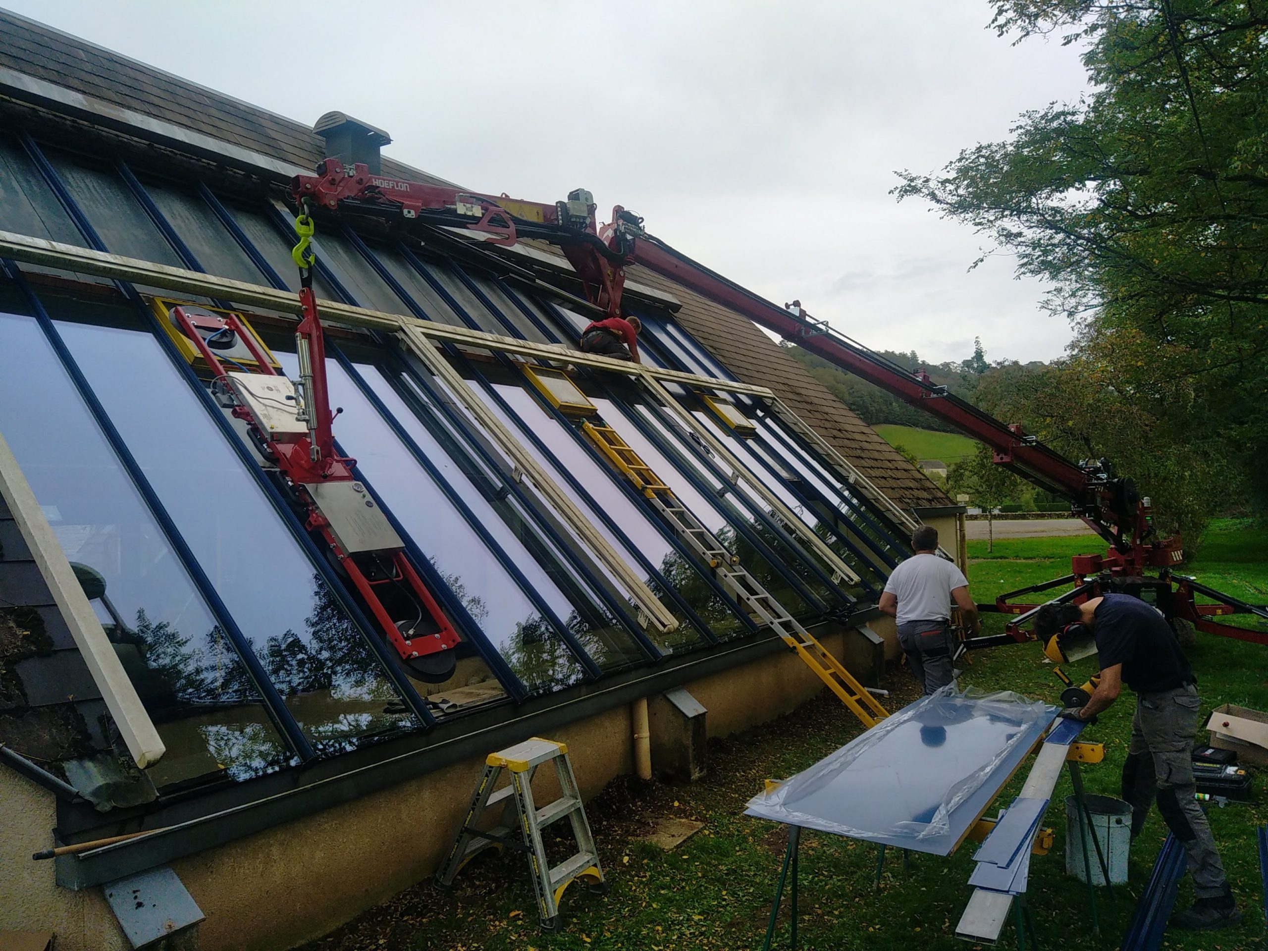 Chantier levage et manutention de vitrage sur verrière de la salle des fêtes de St Chamant