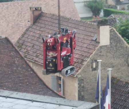 Grutage dépose de la mini grue sur le chantier dans le Musée de la Préhistoire - Les Eyzies