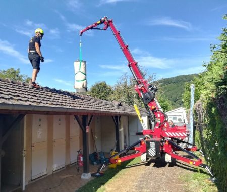 Manutention d'un vieux générateur d'eau chaude par le toit par Lematech-Assistance