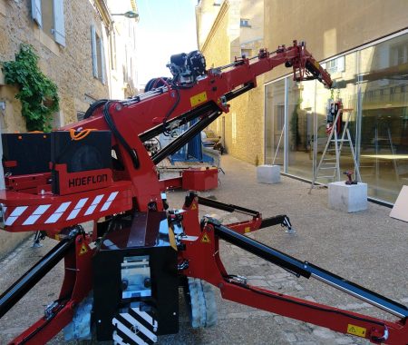 Mini grue en centre ville Sarlat pour manutention vitrage