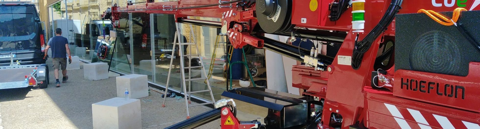 Manutention de vitrages de grandes dimensions en extérieur sur Sarlat avec notre mini-grue